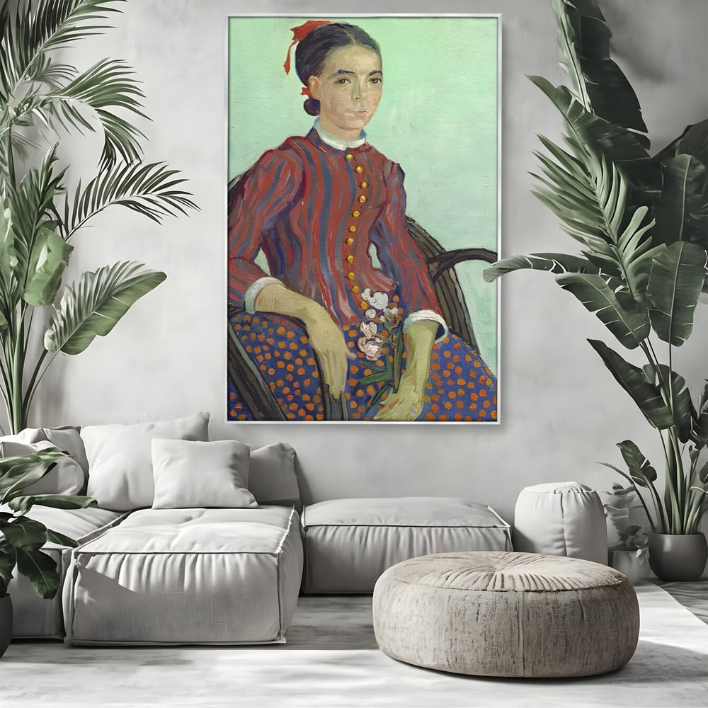Tablou canvas cu reproducere pictura portret feminin, in rama de aluminiu argintiu, pe perete intr-un living